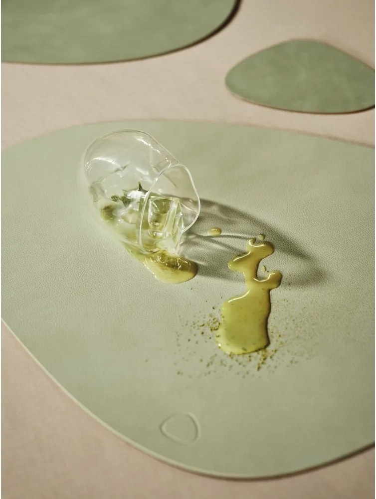 Suport pentru farfurii din piele ecologică 37x44 cm Curve L Nupo – LIND DNA