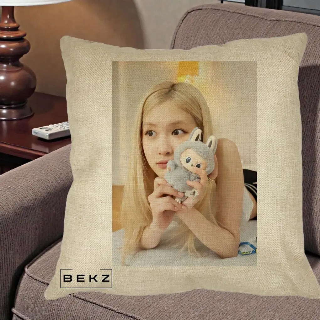Perna Personalizata K-pop BLACKPINK Rose cu Papusa Iepure, 40x40 cm, Crem, Husa Detasabila, Perna Inclusa, BEKZ®
