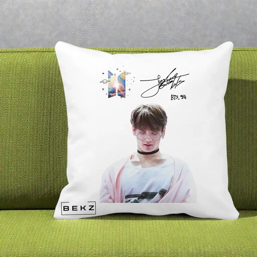 Perna Personalizata K-pop BTS Jungkook Portret cu Ochelari Autograf, 40x40 cm, Alba Mata, Husa Detasabila, Perna Inclusa, BEKZ®