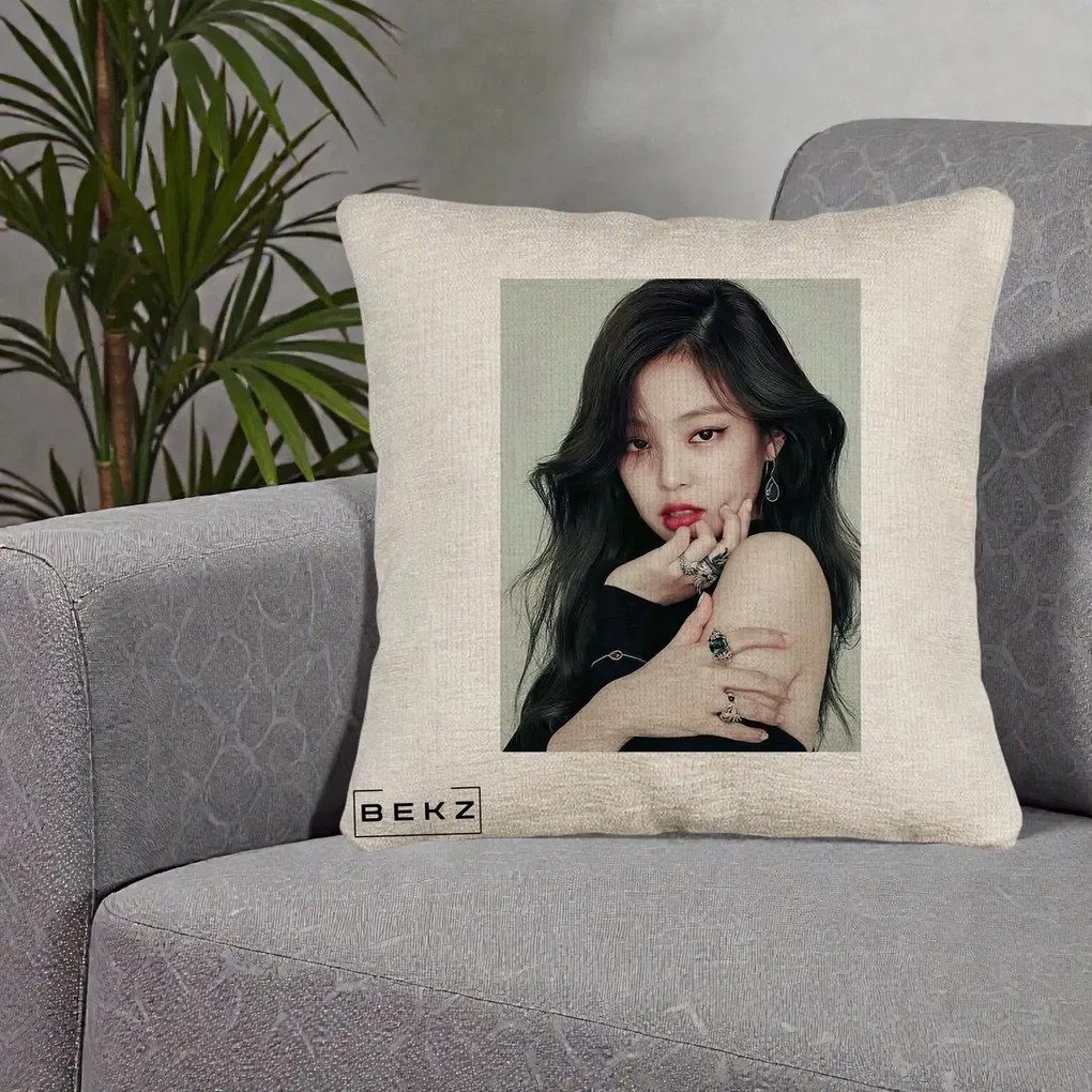 Perna Personalizata K-pop BLACKPINK Jennie Editorial Negru cu Inele, 40x40 cm, Bej Canapea, Husa Detasabila, Perna Inclusa, BEKZ®