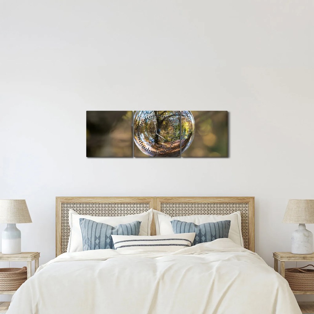 Tablou - Reflecție intr-o sferă transparentă (cu ceas) (90x30 cm)