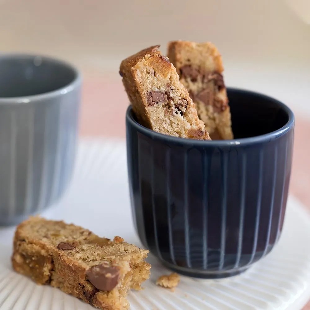 Cană din porțelan Kähler Design Hammershoi, 330 ml, albastru închis