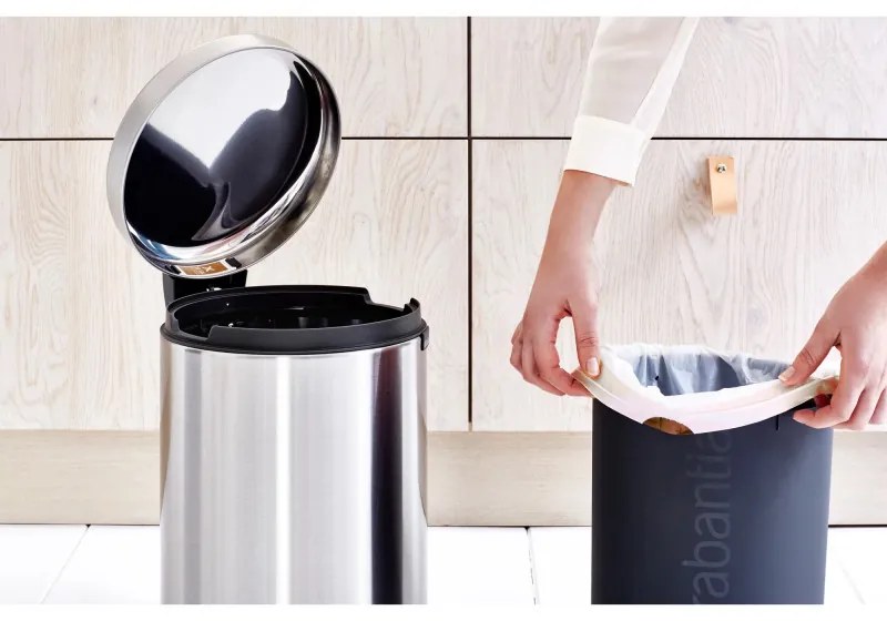 Cos de gunoi cu pedala Brabantia NewIcon 649031, 12 L, Inchidere lina, Baza antiderapanta, Rezistent la amprente, Inox