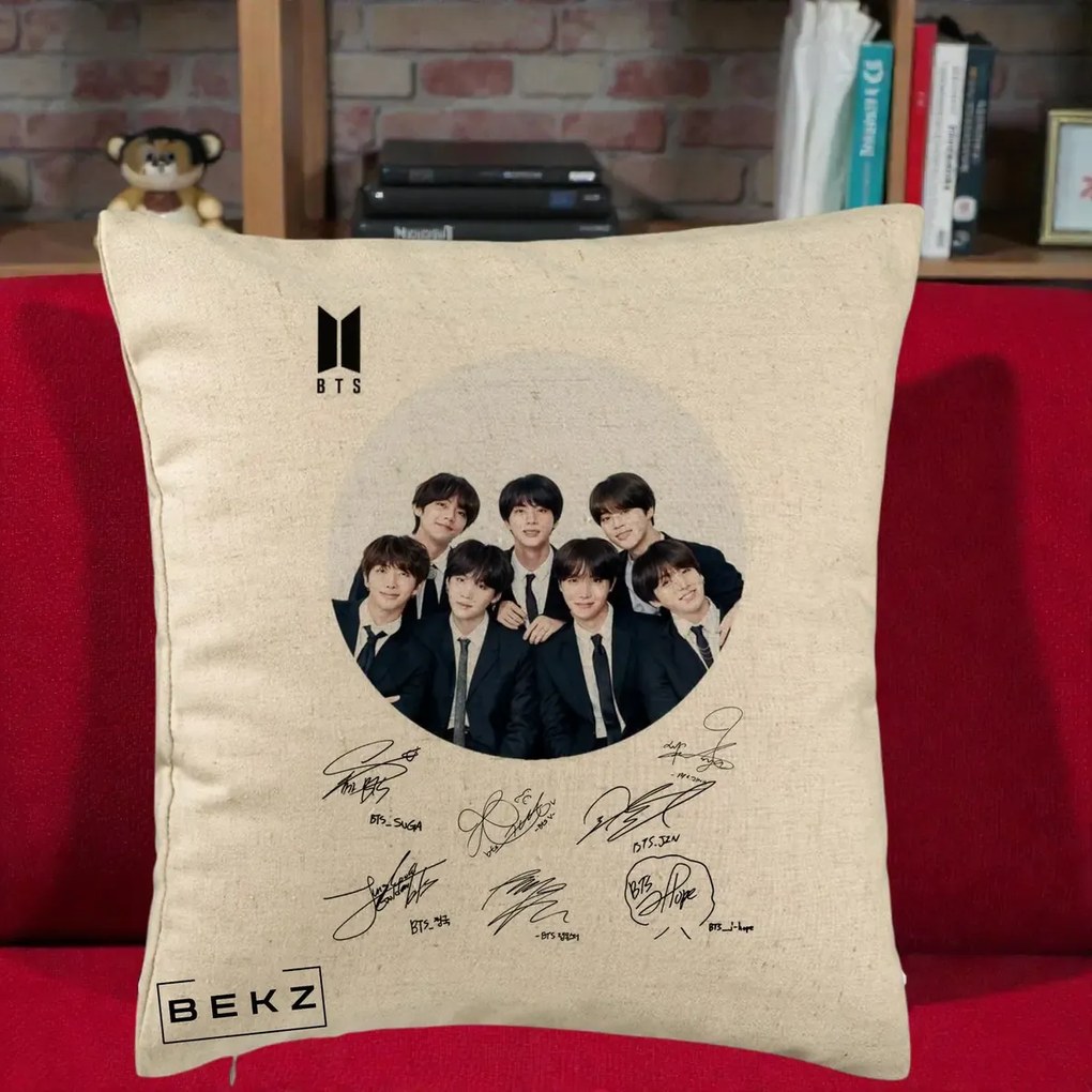Perna Personalizata K-pop BTS Fotografie Grup Costum Negru si Autografe Cerc, 40x40 cm, Bej, Husa Detasabila, Perna Inclusa, BEKZ®