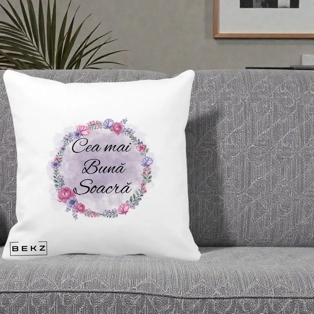 Cadou pentru Soacra - Perna Personalizata Cea mai Buna Soacra cu Coronita Flori Roz si Mov, 40x40 cm, Alba Mata, Husa Detasabila, Perna Inclusa, BEKZ®
