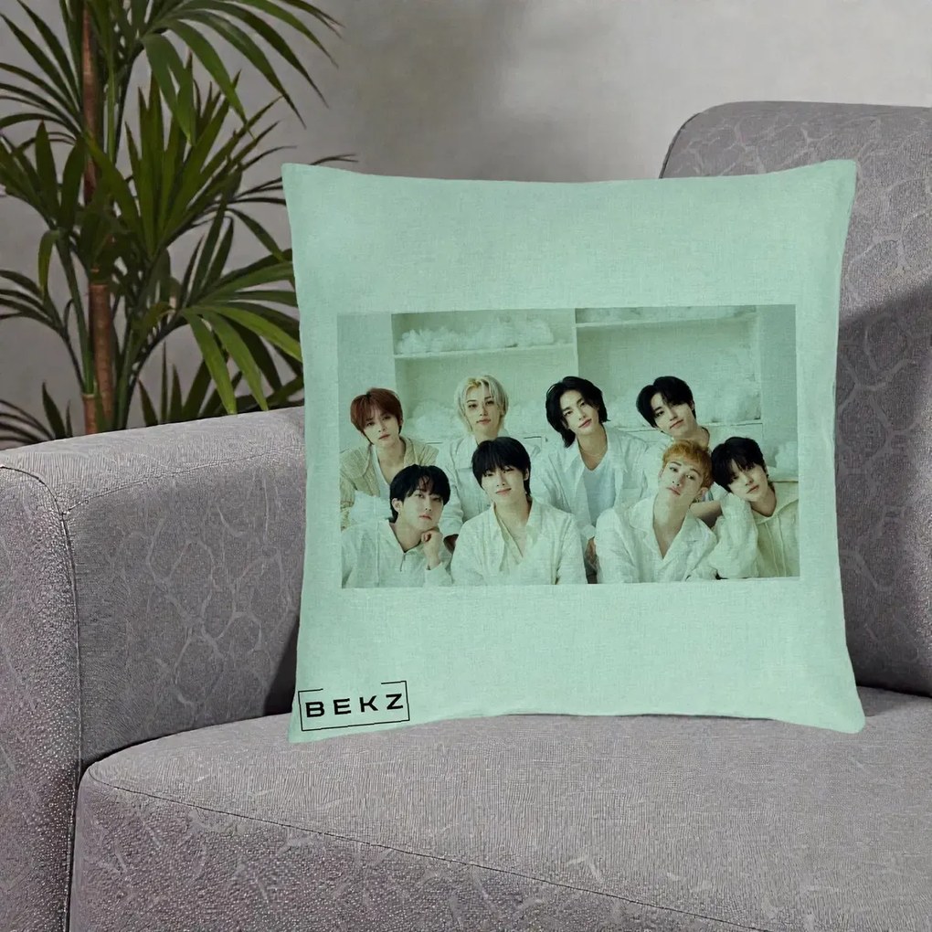 Perna Personalizata K-pop Stray Kids Foto Grup All-White Landscape, 40x40 cm, Verde Menta, Husa Detasabila, Perna Inclusa, BEKZ®