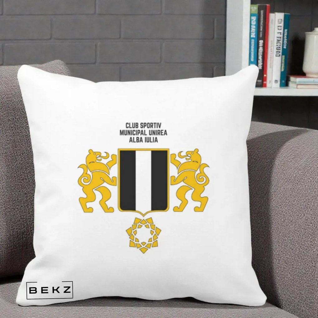 Perna Personalizata CSM Unirea Alba Iulia Fotbal, 40x40 cm, Alba Mata, Husa Detasabila, Perna Inclusa, BEKZ®
