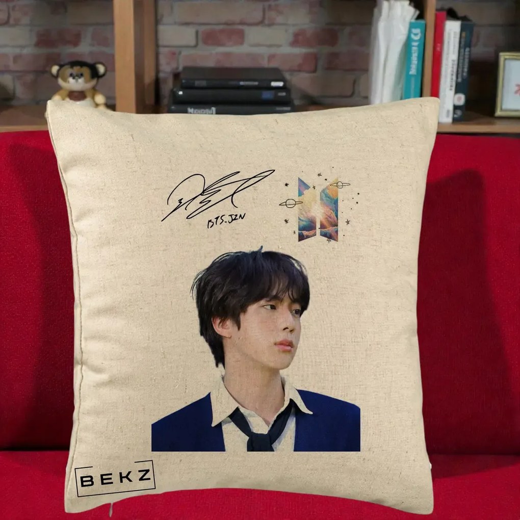 Perna Personalizata K-pop BTS Jin Portret Tinuta Albastra Autograf, 40x40 cm, Bej, Husa Detasabila, Perna Inclusa, BEKZ®