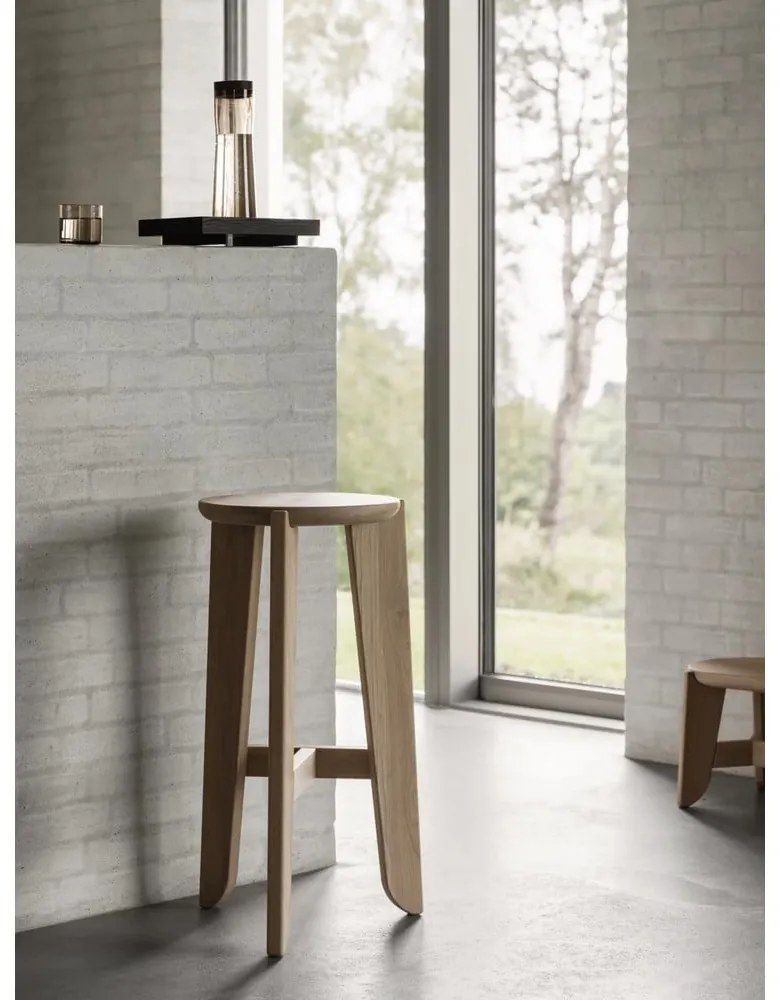 Scaun de bar în culoare naturală din lemn de stejar (înălțime șezut 75 cm) Eli – Blomus