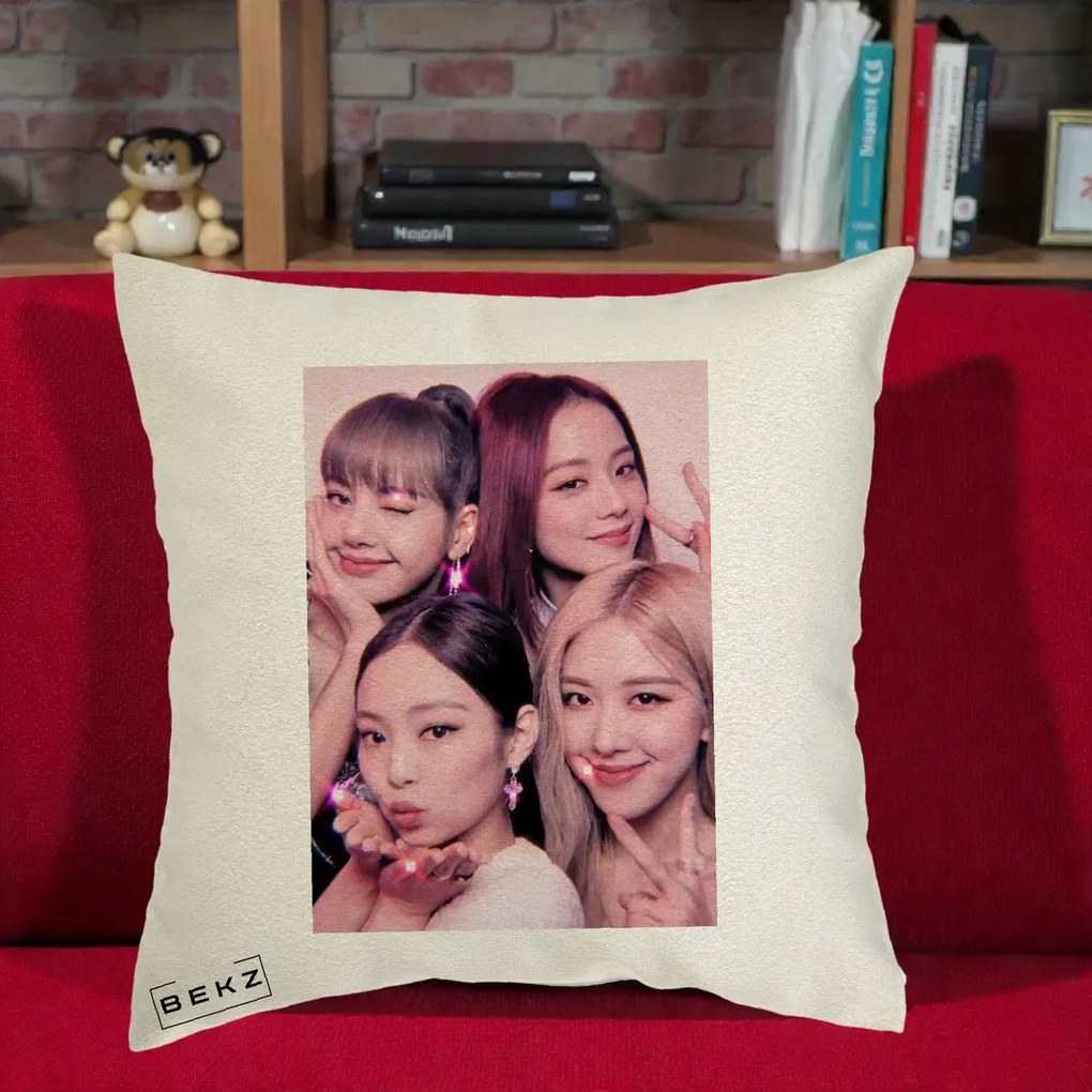 Perna Personalizata K-pop BLACKPINK Foto Grup Selfie Roz cu Glitter, 40x40 cm, Ecru, Husa Detasabila, Perna Inclusa, BEKZ®