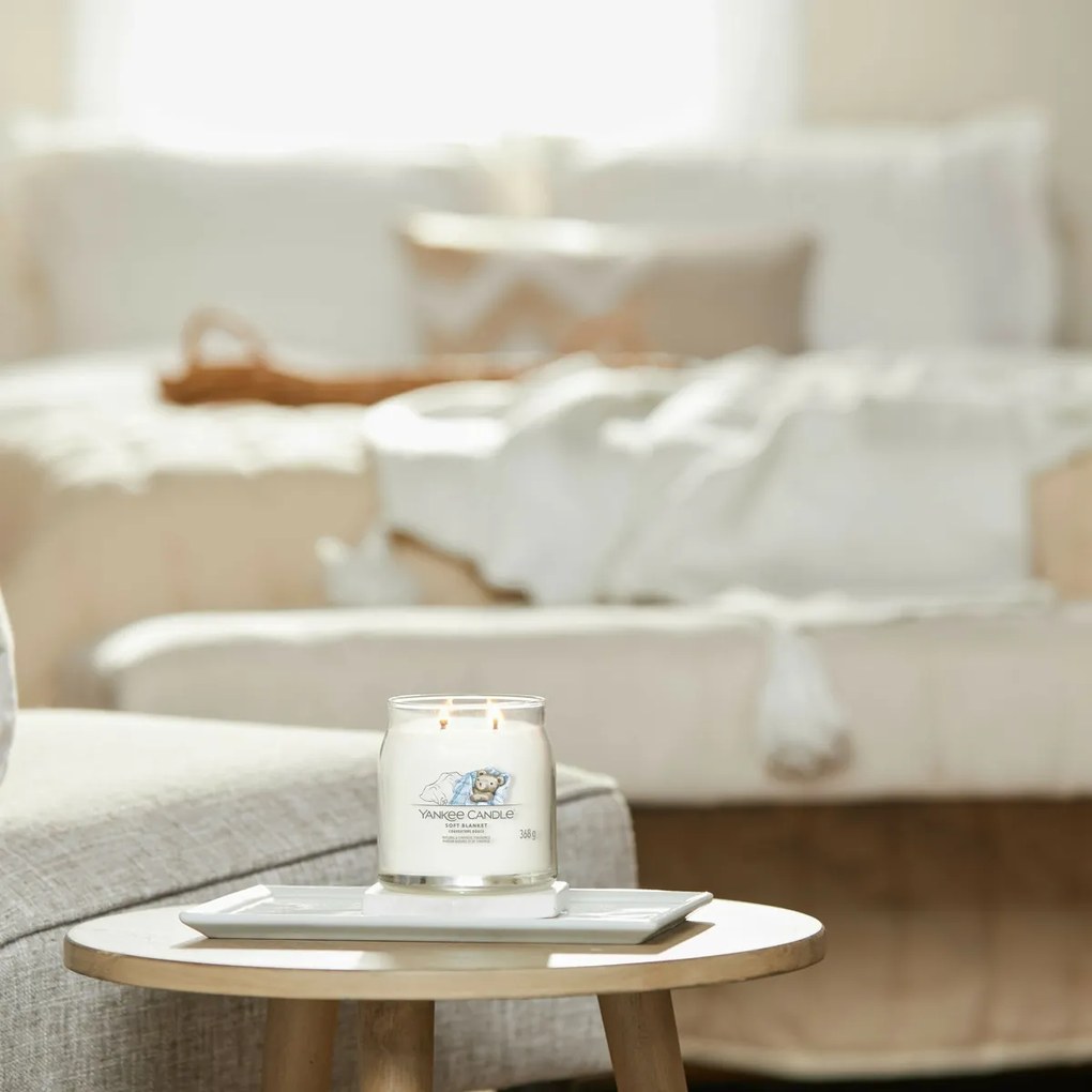 Lumânare parfumată medie Yankee Candle SignatureSoft Blanket, 368 g, M