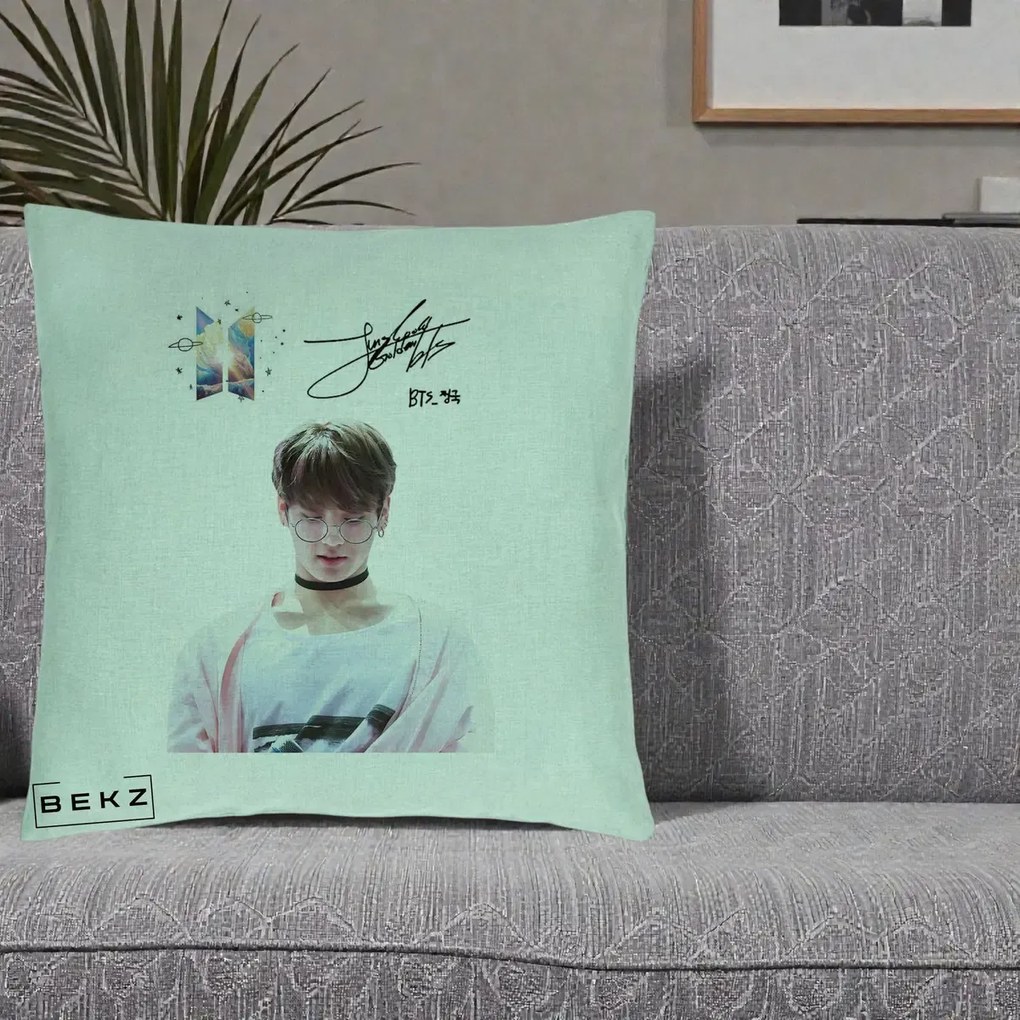 Perna Personalizata K-pop BTS Jungkook Portret cu Ochelari Autograf, 40x40 cm, Verde Menta, Husa Detasabila, Perna Inclusa, BEKZ®