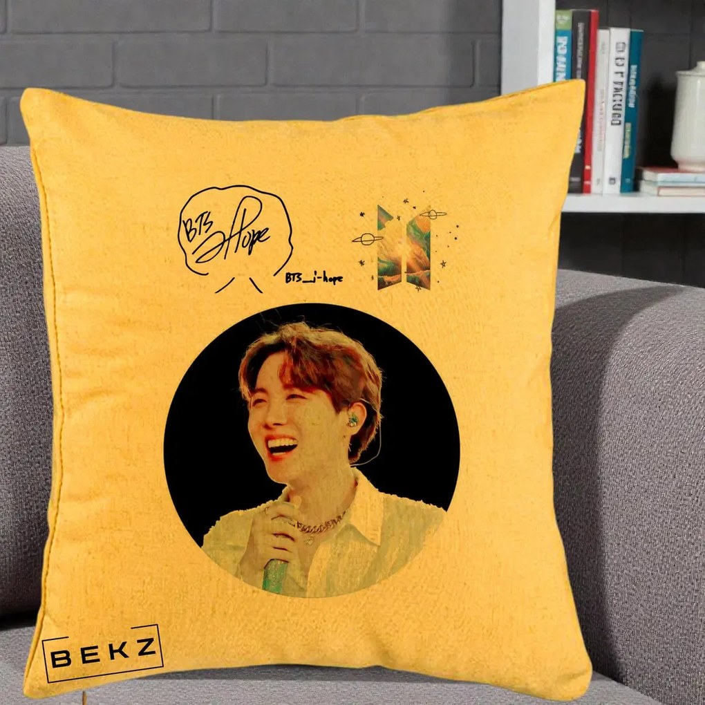 Perna Personalizata K-pop BTS J-Hope Portret cu Autograf, 40x40 cm, Galben, Husa Detasabila, Perna Inclusa, BEKZ®