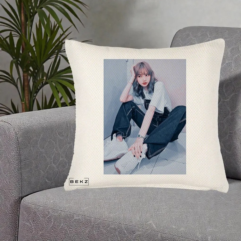 Perna Personalizata K-pop BLACKPINK Lisa, 40x40 cm, Crem Reliefat, Husa Detasabila, Perna Inclusa, BEKZ®