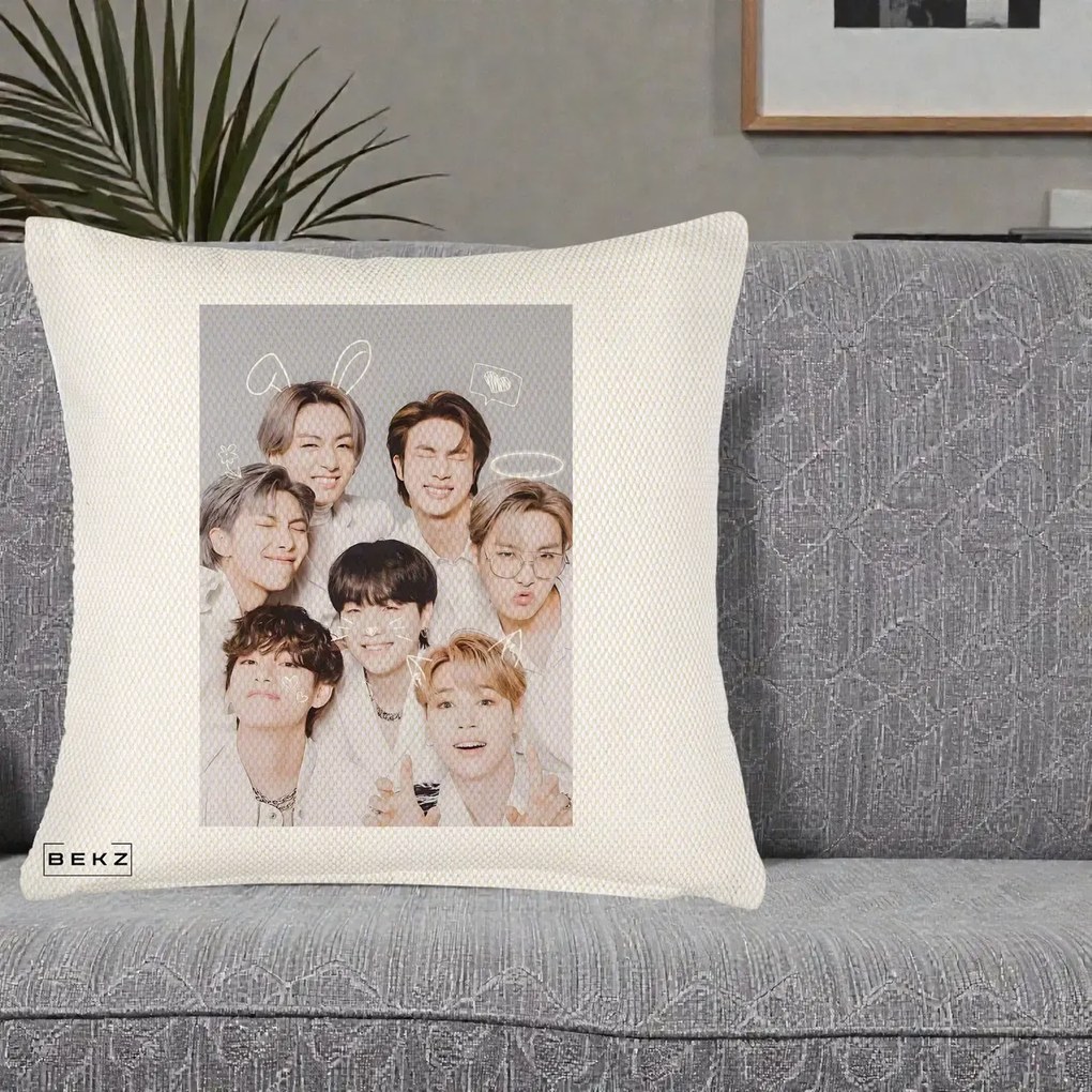 Perna Personalizata K-pop BTS Foto Grup Cute cu Animatii si 7 Membrii, 40x40 cm, Crem Reliefat, Husa Detasabila, Perna Inclusa, BEKZ®
