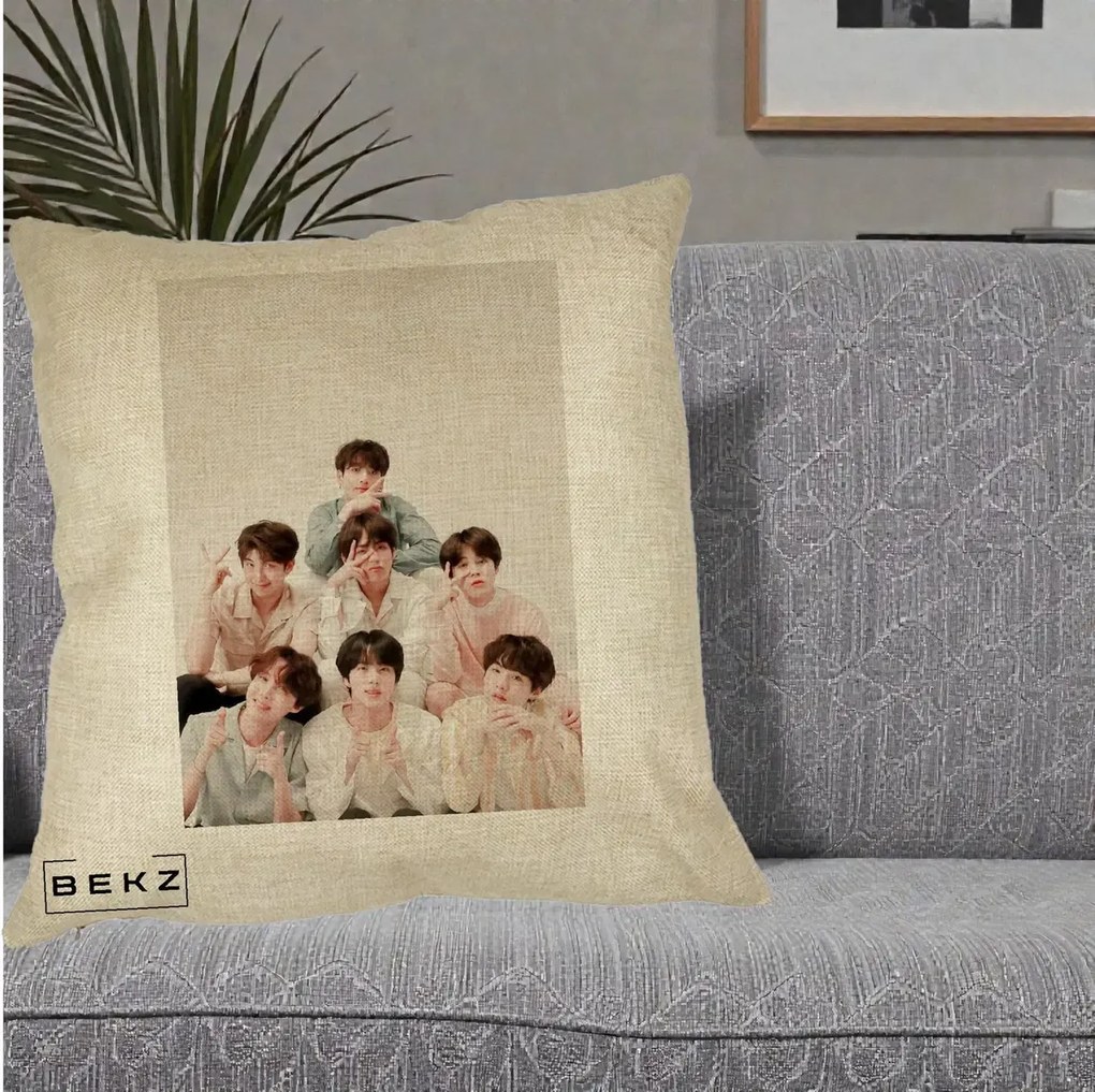 Perna Personalizata K-pop BTS Foto Grup Pastel, 40x40 cm, Crem, Husa Detasabila, Perna Inclusa, BEKZ®
