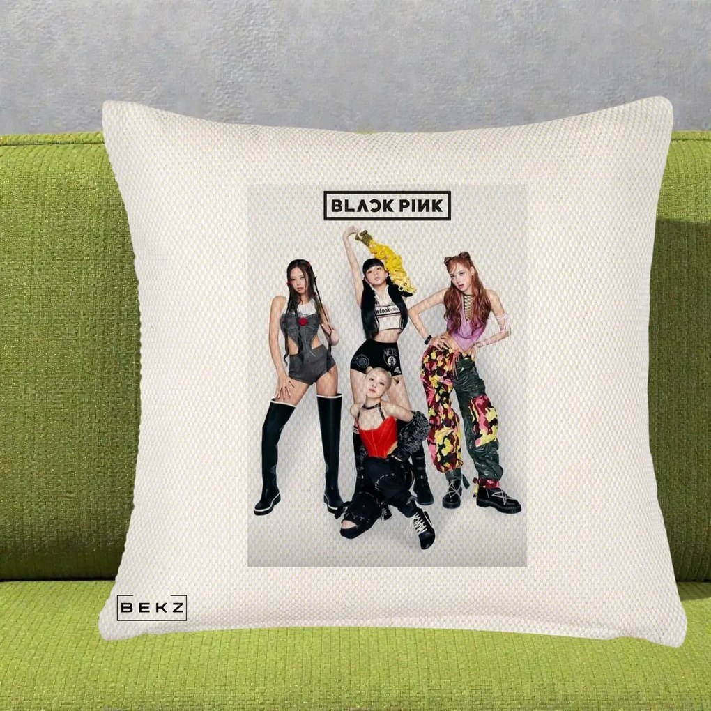 Perna Personalizata K-pop BLACKPINK Fotografie Grup Tinute Edgy, 40x40 cm, Crem Reliefat, Husa Detasabila, Perna Inclusa, BEKZ®