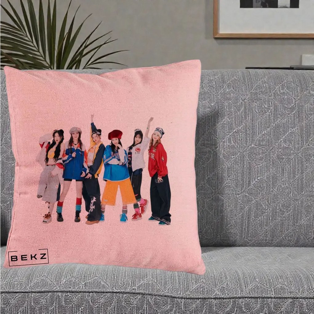 Perna Personalizata Grup K-pop Fete in Picioare Foto, 40x40 cm, Roz, Husa Detasabila, Perna Inclusa, BEKZ®