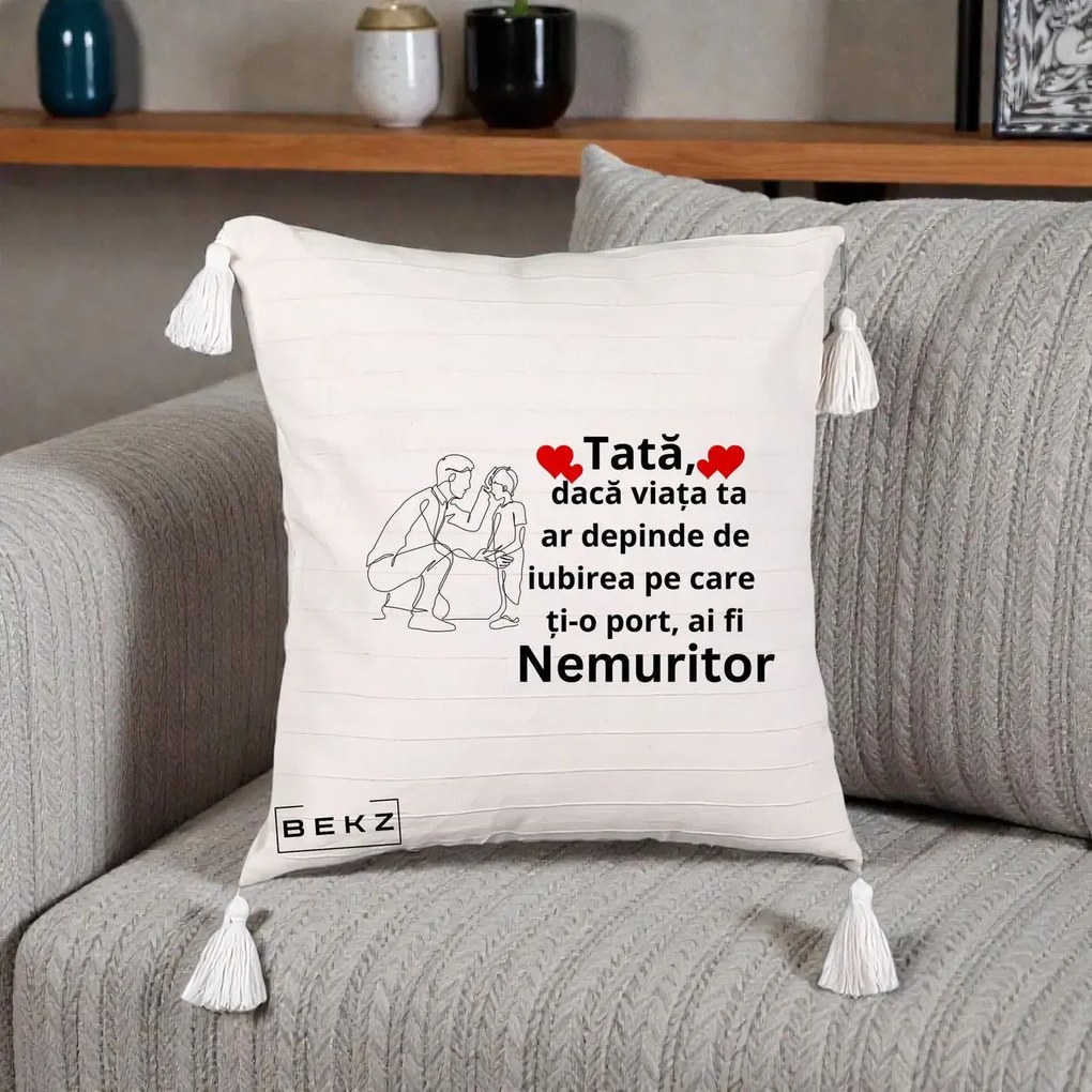 Cadou pentru Tata - Perna Personalizata Tata Nemuritor cu Inimi Rosii, 40x40 cm, Bej cu Franjuri, Husa Detasabila, Perna Inclusa, BEKZ®