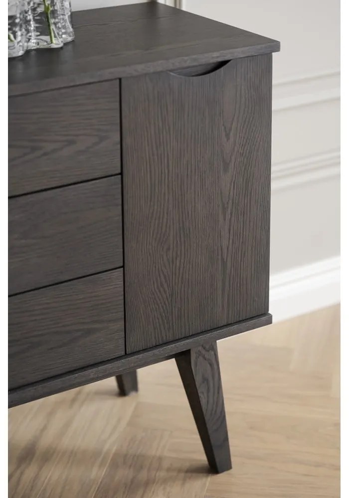 Comodă maro joasă cu aspect de lemn de stejar 150x85 cm Filippa – Rowico