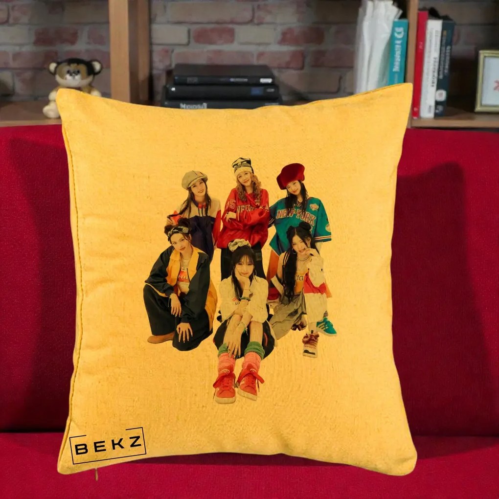 Perna Personalizata Grup K-pop Fete Streetwear Foto, 40x40 cm, Galben, Husa Detasabila, Perna Inclusa, BEKZ®