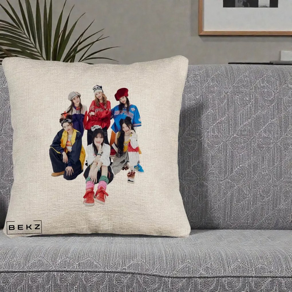 Perna Personalizata Grup K-pop Fete Streetwear Foto, 40x40 cm, Bej Canapea, Husa Detasabila, Perna Inclusa, BEKZ®