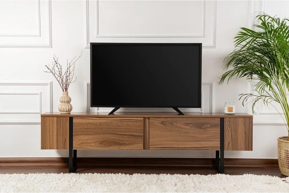Comodă TV în culoare naturală închisă cu aspect de lemn de nuc 180x50x29,5 cm Serenity – Kalune Design