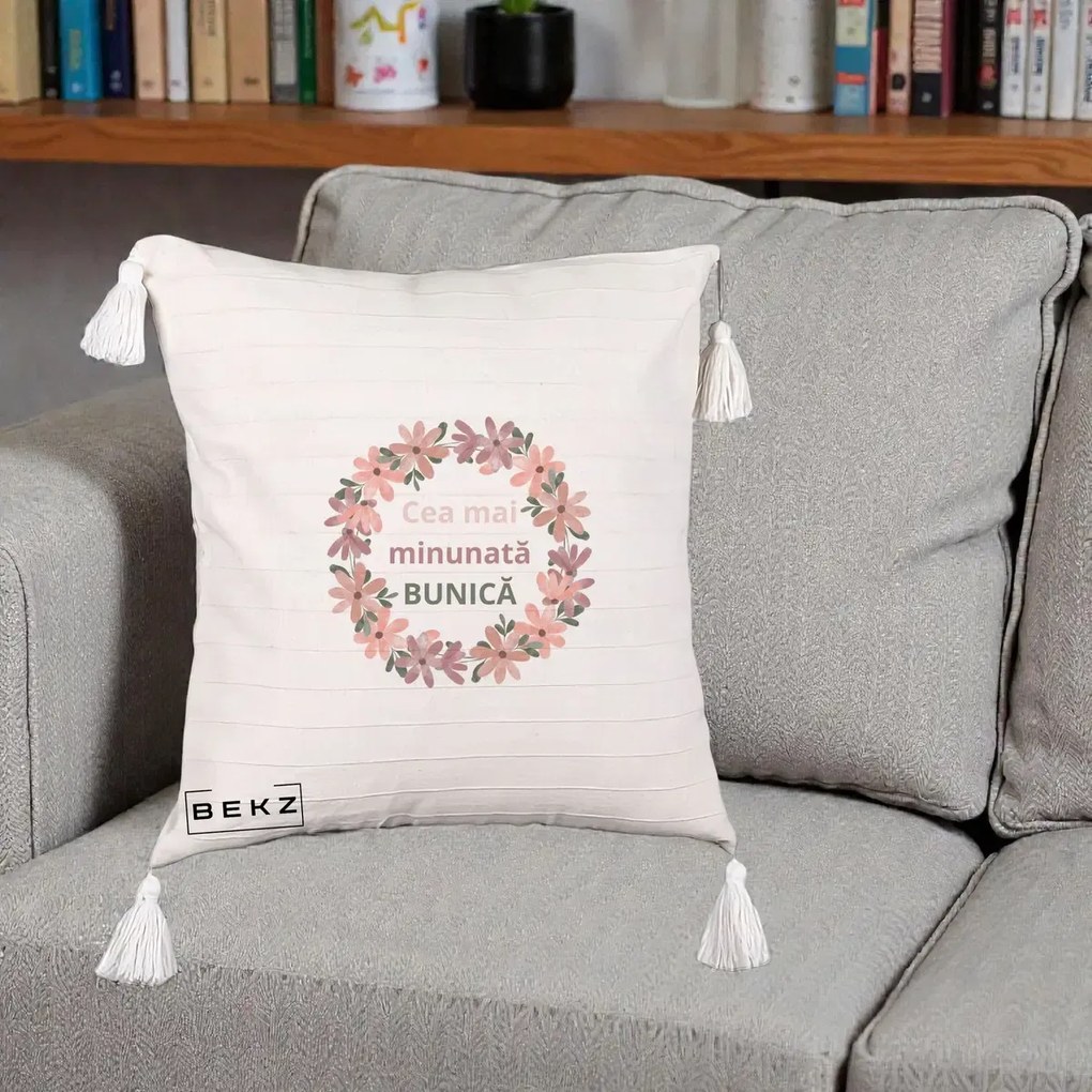 Cadou pentru Bunica - Perna Personalizata Cea Mai Minunata Bunica Coronita Flori Roz, 40x40 cm, Bej cu Franjuri, Husa Detasabila, Perna Inclusa, BEKZ®