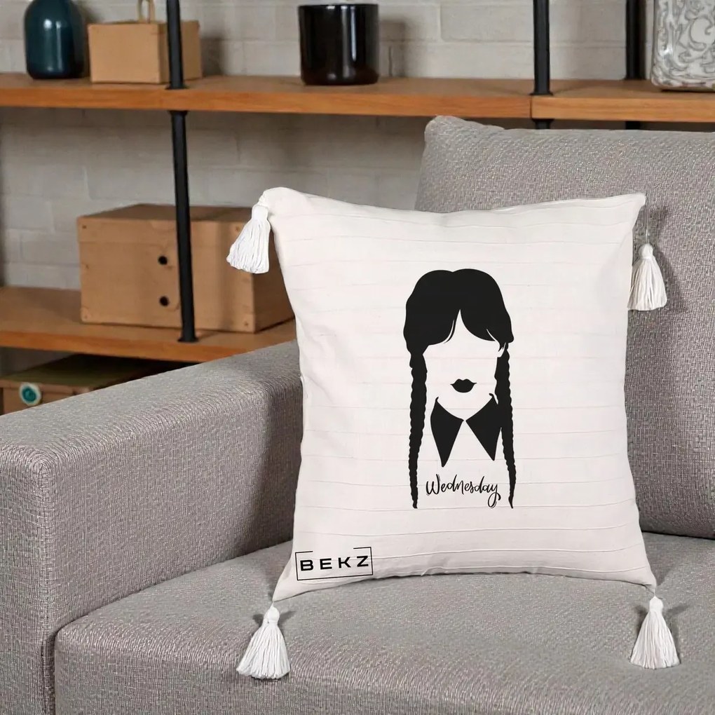 Perna Personalizata Wednesday Addams Silueta Alb-Negru, 40x40 cm, Bej cu Franjuri, Husa Detasabila, Perna Inclusa, BEKZ®