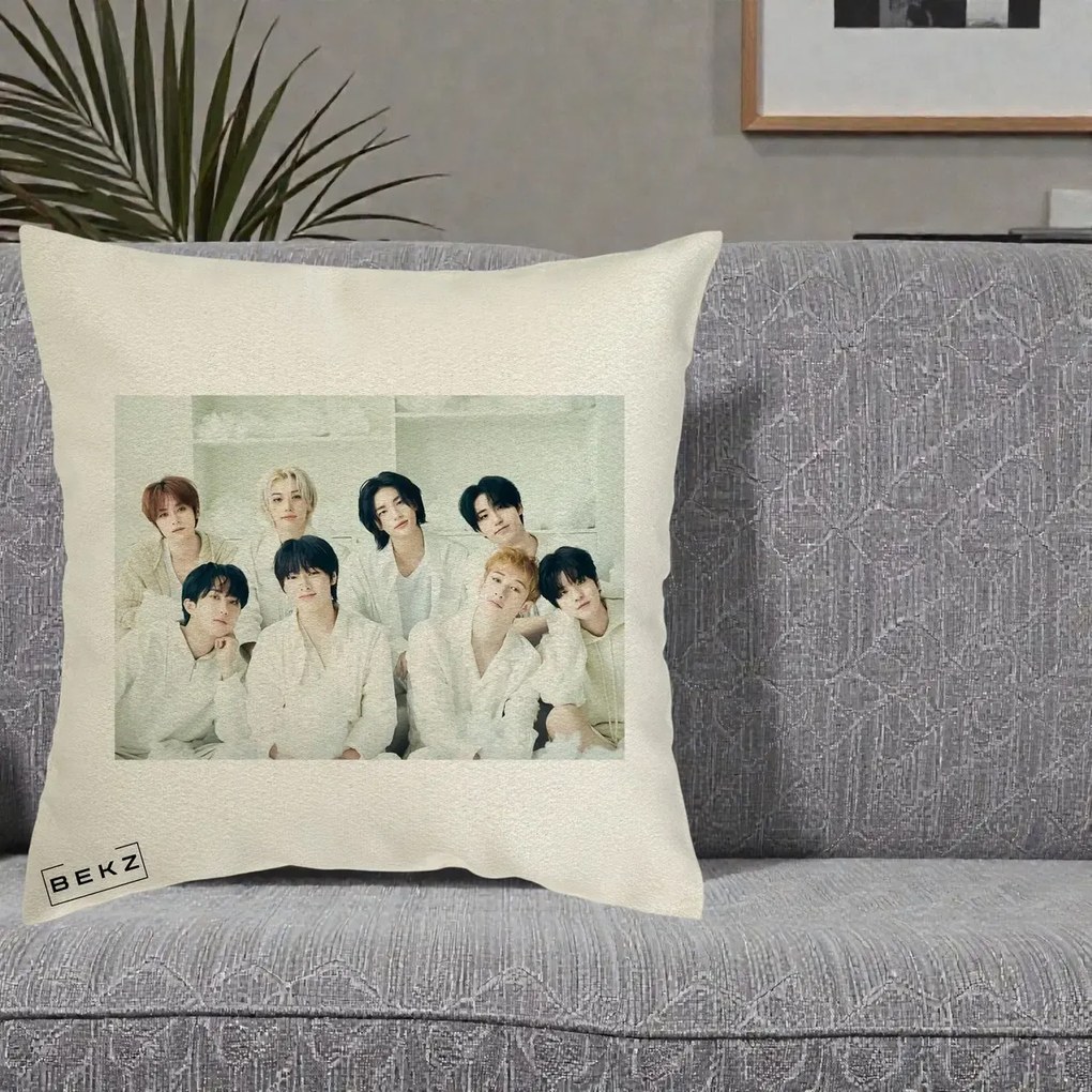 Perna Personalizata K-pop Stray Kids Foto Grup Alb All-White cu 8 Membrii, 40x40 cm, Ecru, Husa Detasabila, Perna Inclusa, BEKZ®