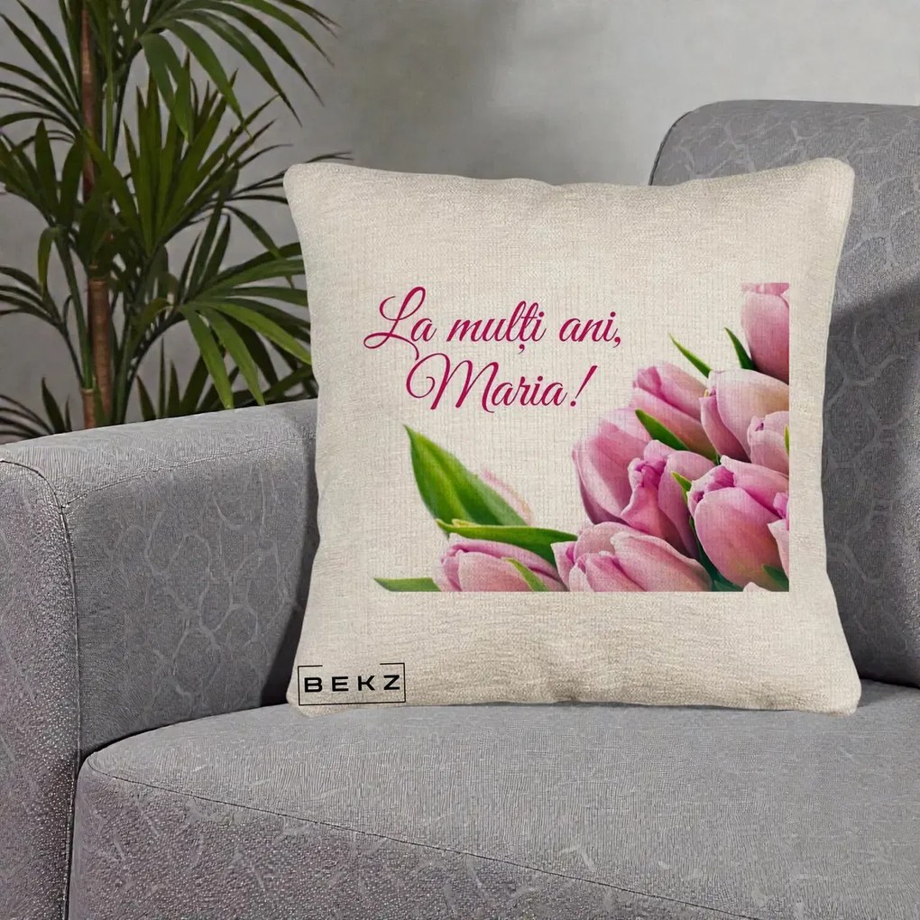 Cadou de Onomastica - Perna Personalizata La Multi Ani Maria Lalele, 40x40 cm, Bej Canapea, Husa Detasabila, Perna Inclusa, BEKZ®