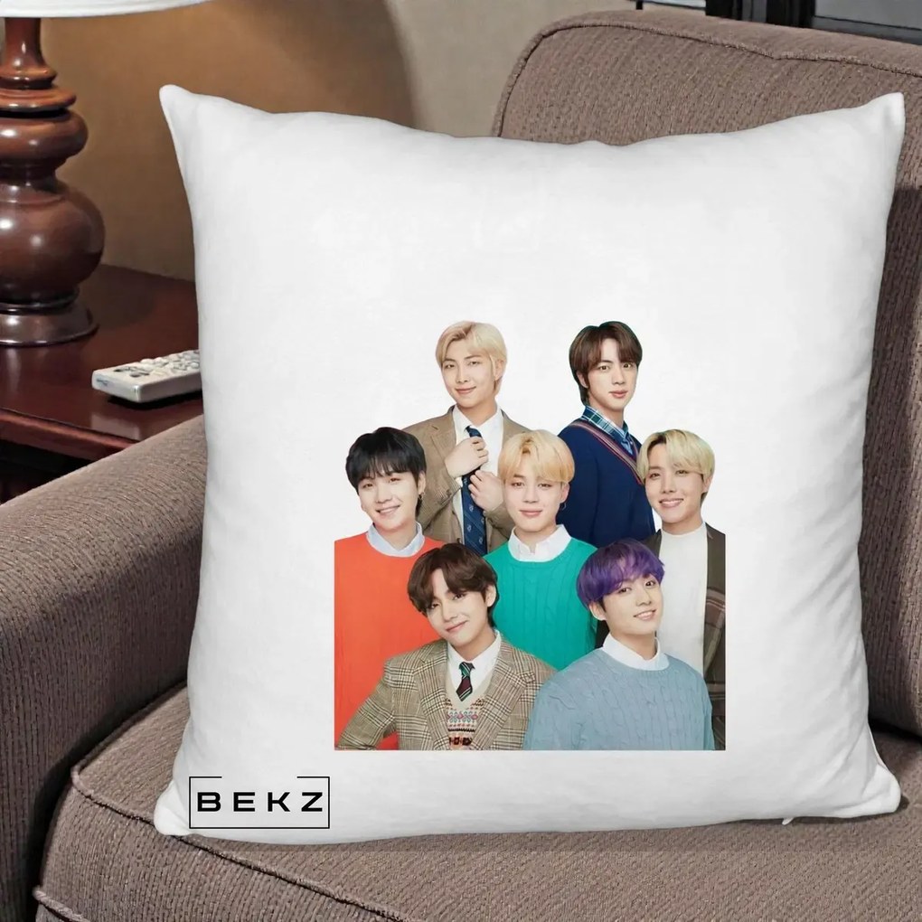 Perna Personalizata K-pop BTS Fotografie Grup Tinute Elegante, 40x40 cm, Alb Pufos, Husa Detasabila, Perna Inclusa, BEKZ®