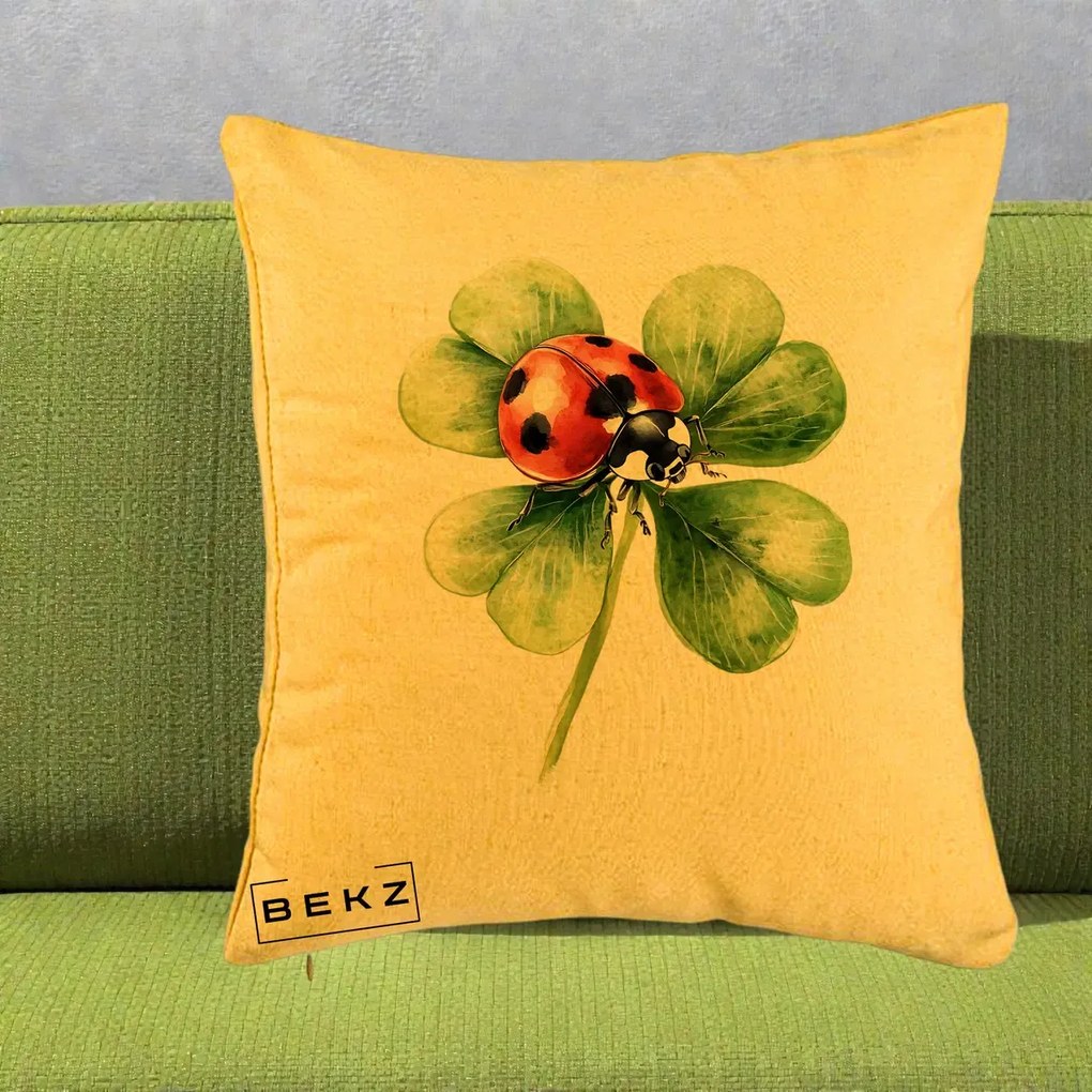 Perna Decorativa Buburuza Norocoasa pe Trifoi cu Patru Foi, 40x40 cm, Galben, Husa Detasabila, Perna Inclusa, BEKZ®