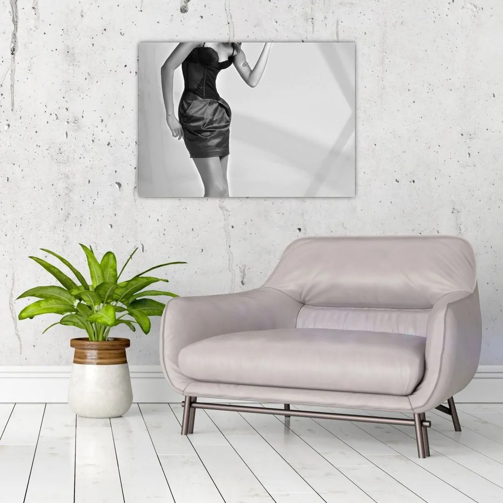 Tablou pe sticlă - Femeie într-o rochie scurtă (70x50 cm)