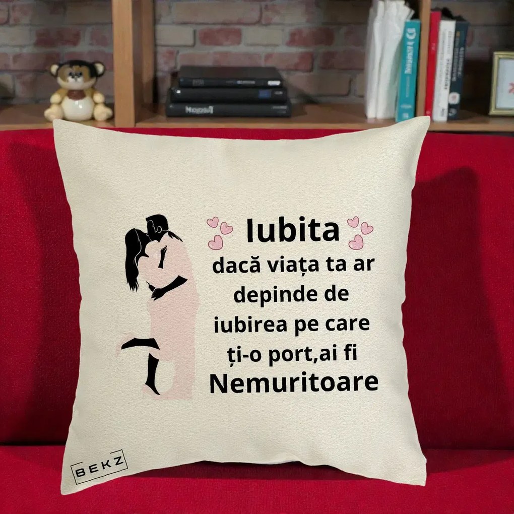 Cadou pentru Iubita - Perna Personalizata Iubita Nemuritoare cu Siluete de Cuplu, 40x40 cm, Ecru, Husa Detasabila, Perna Inclusa, BEKZ®