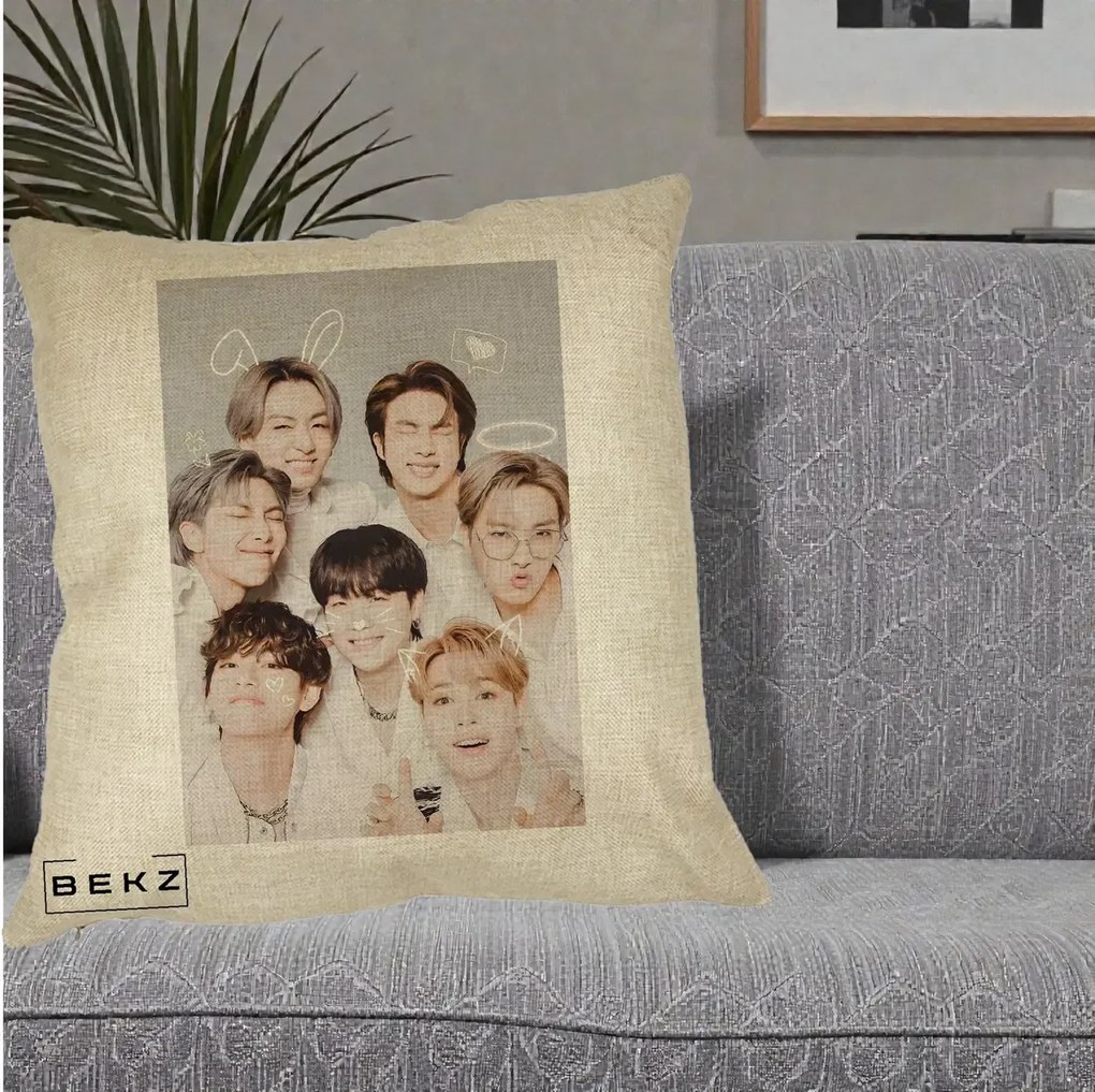 Perna Personalizata K-pop BTS Foto Grup Cute cu Animatii si 7 Membrii, 40x40 cm, Crem, Husa Detasabila, Perna Inclusa, BEKZ®