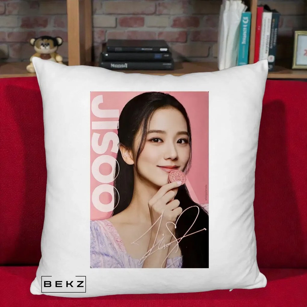 Perna Personalizata K-pop BLACKPINK Jisoo cu Semnatura si Fond Roz, 40x40 cm, Alb Pufos, Husa Detasabila, Perna Inclusa, BEKZ®