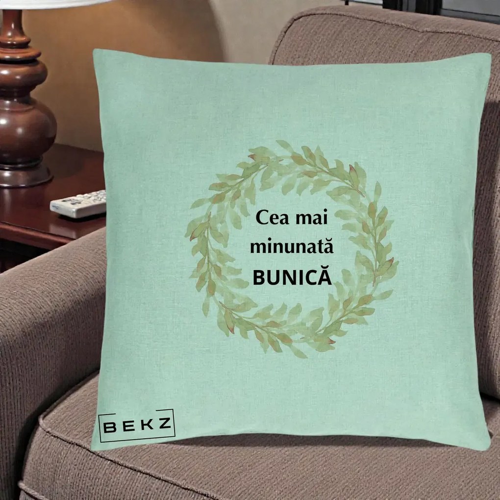 Cadou pentru Bunica - Perna Personalizata Cea Mai Minunata Bunica Coronita Frunze Acuarela, 40x40 cm, Verde Menta, Husa Detasabila, Perna Inclusa, BEKZ®