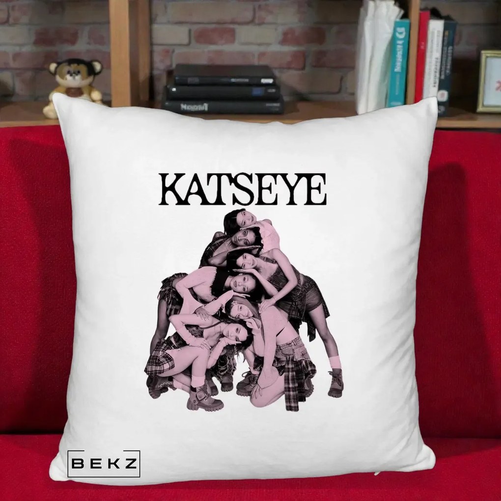 Perna personalizata K-pop KATSEYE Foto Roz Vintage, 40x40 cm cu Umplutura, Alb Pufos, BEKZ