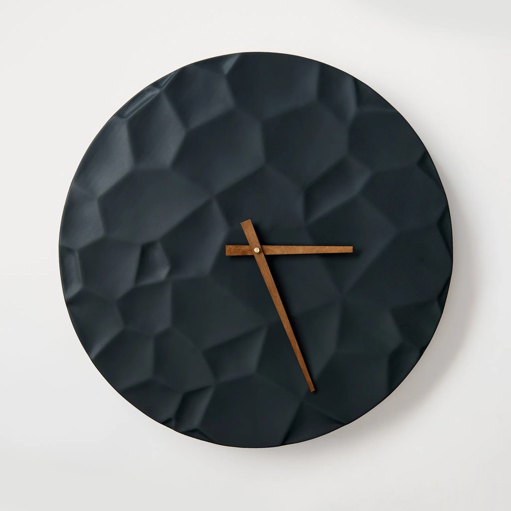 Ceas de perete din beton ODLITO Moon Crater – grafit (negru) – 50 cm – ace maro