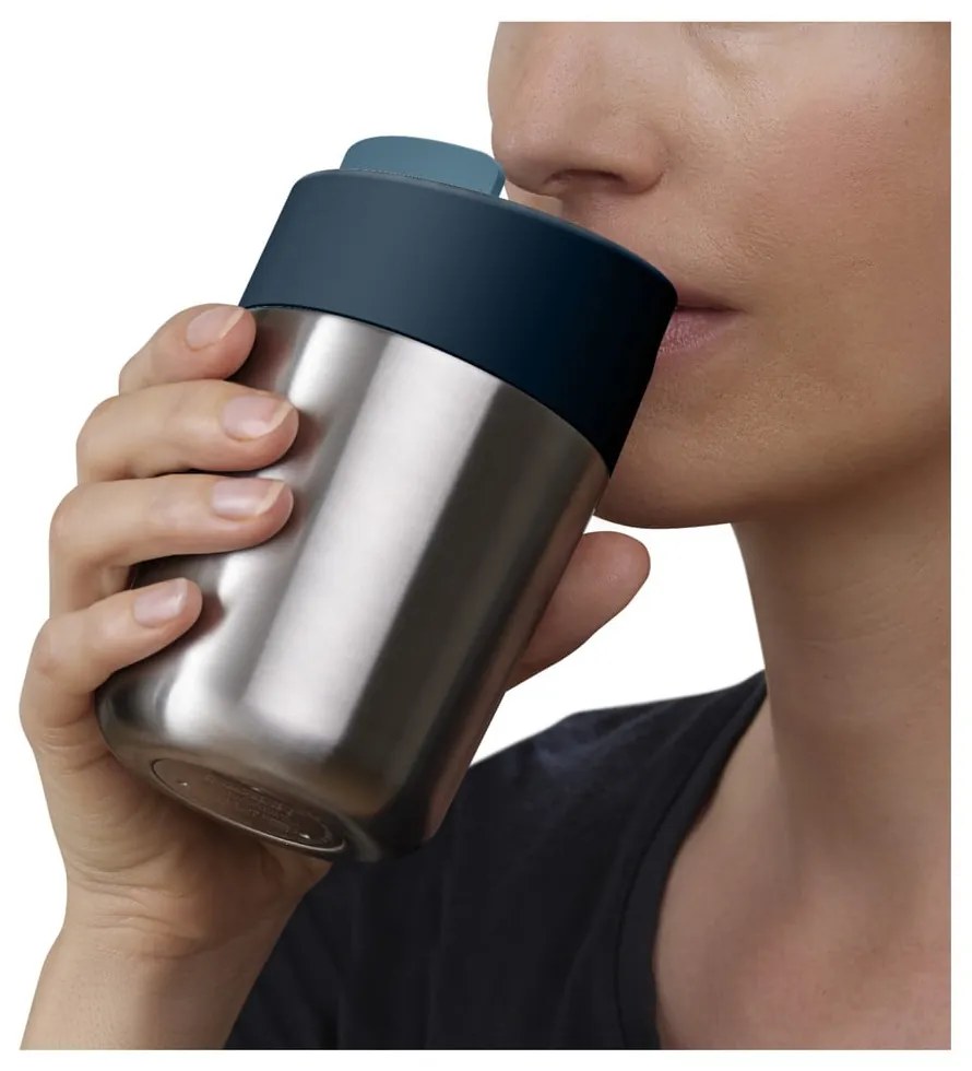 Cană de voiaj argintiu-albastru 340 ml Sipp – Joseph Joseph