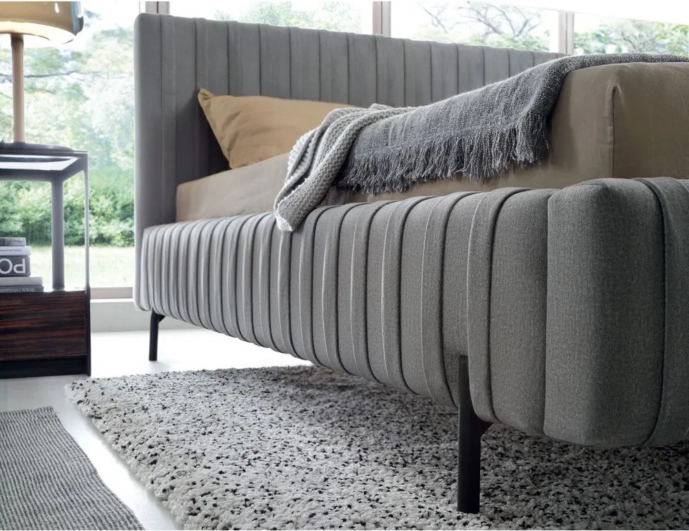 Pat matrimonial gri tapițat cu spațiu de depozitare cu somieră 140x200 cm Plissa – ELTAP