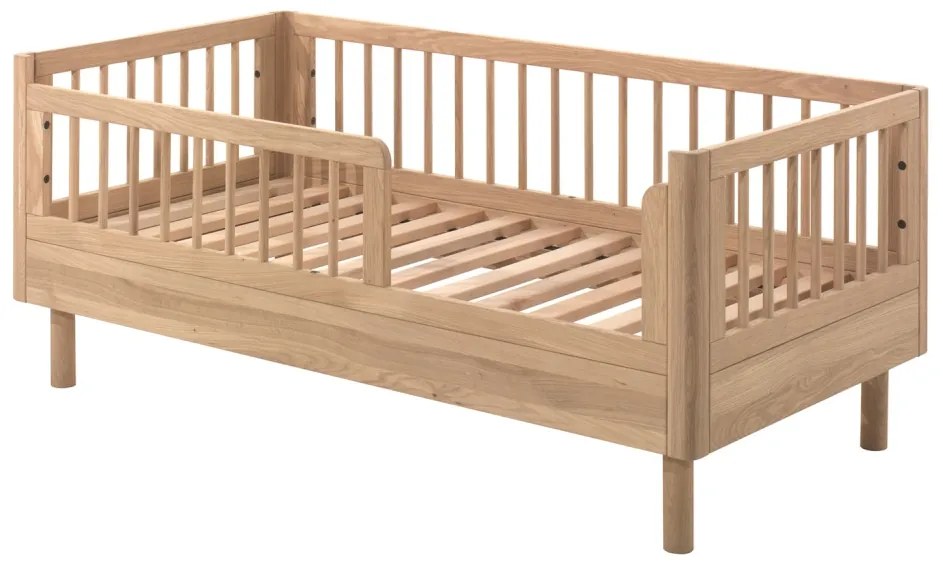 Set FORREST OAK format dintr-un Pat copii pentru copii mici (70 x 140 cm) și o comodă cu 3 sertare.