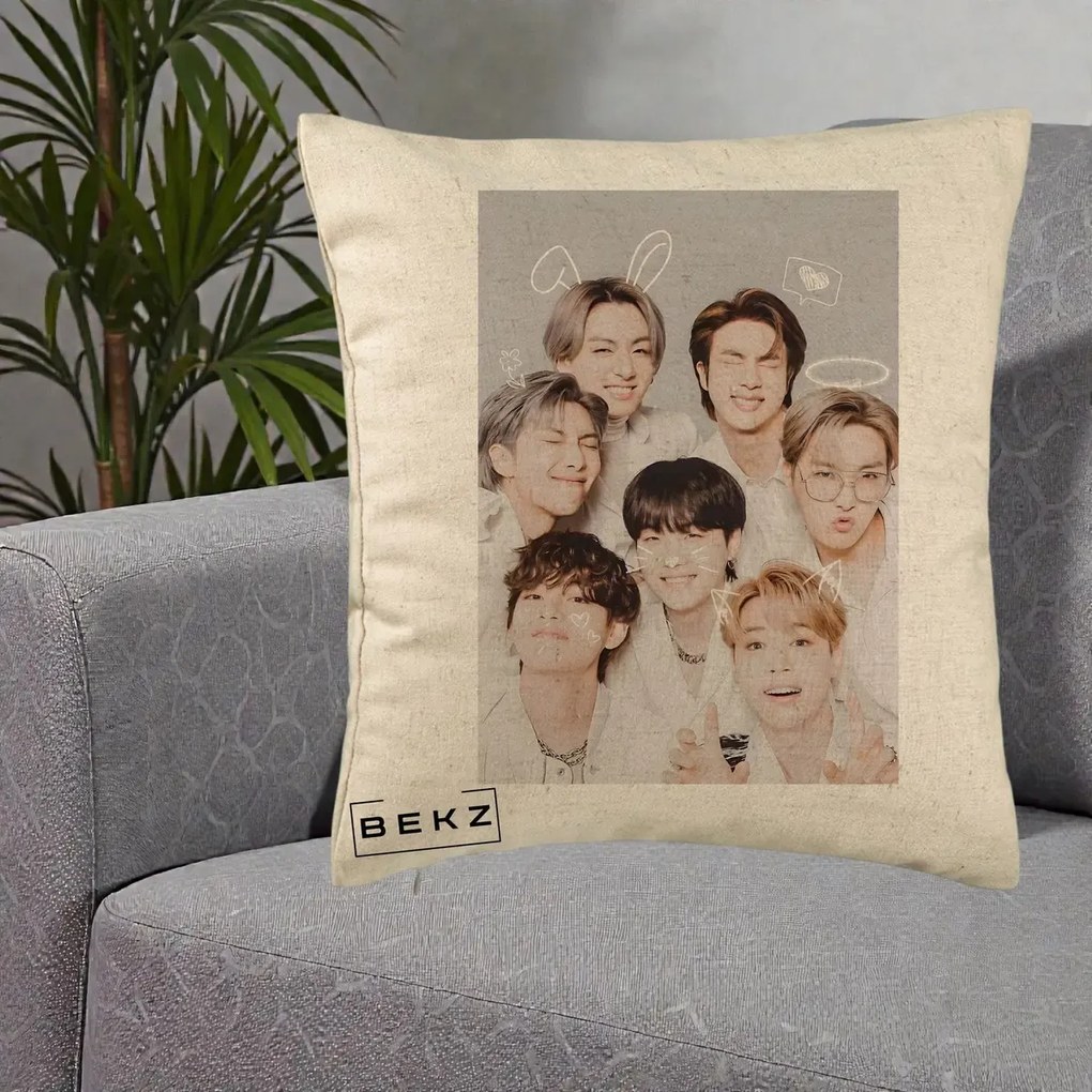 Perna Personalizata K-pop BTS Foto Grup Cute cu Animatii si 7 Membrii, 40x40 cm, Bej, Husa Detasabila, Perna Inclusa, BEKZ®