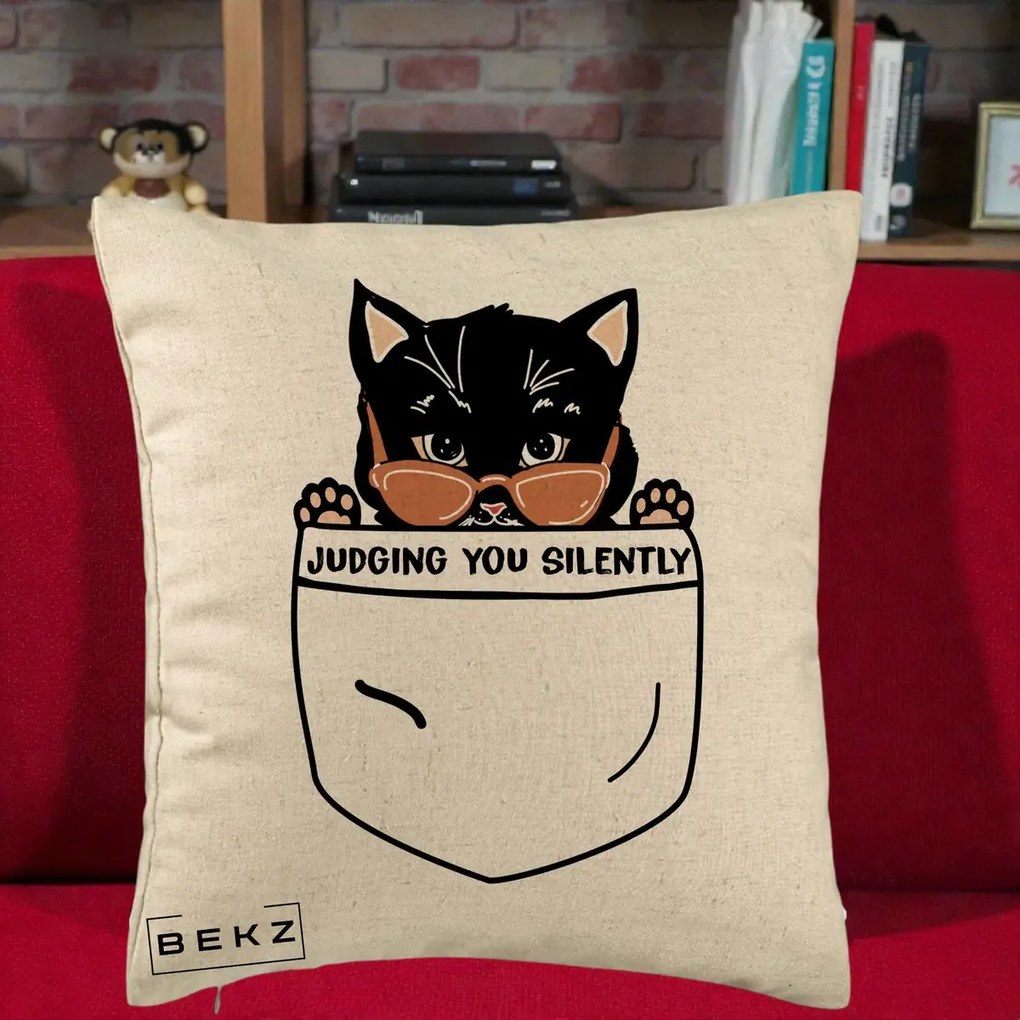 Perna Decorativa Judging You Silently Pisica Buzunar, 40x40 cm, Bej, Husa Detasabila, Perna Inclusa, BEKZ®