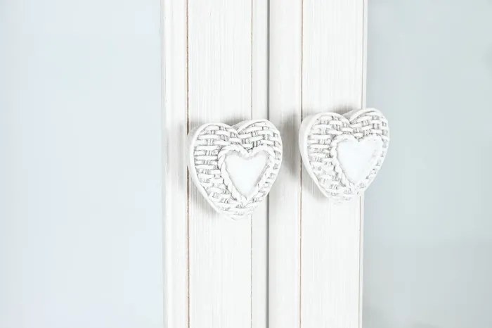 Vitrină shabby chic din lemn, alb, cu 2 uși vitrate, 3 rafturi, 2 sertare și decor cu trandafiri, finisaj patinat, 193 x 76 x 39 cm, „Magnolia”