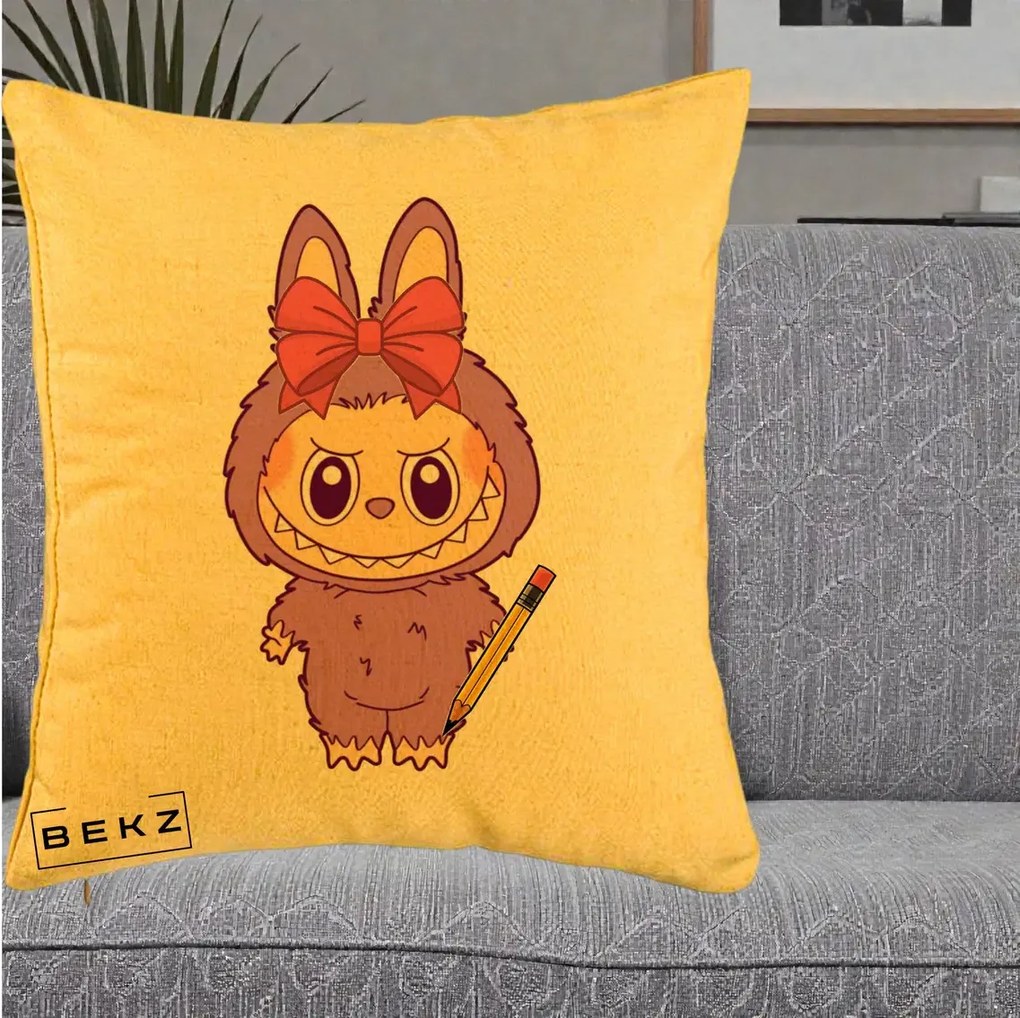 Perna Personalizata Labubu Mov cu Funda Rosie si Creion, 40x40 cm, Galben, Husa Detasabila, Perna Inclusa, BEKZ®