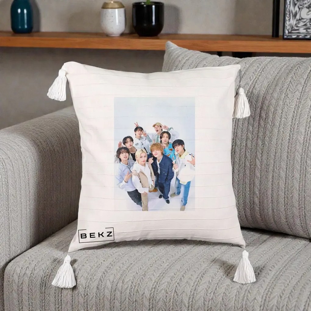Perna Personalizata K-pop Stray Kids Foto Grup Alb cu 8 Membrii de Sus, 40x40 cm, Bej cu Franjuri, Husa Detasabila, Perna Inclusa, BEKZ®