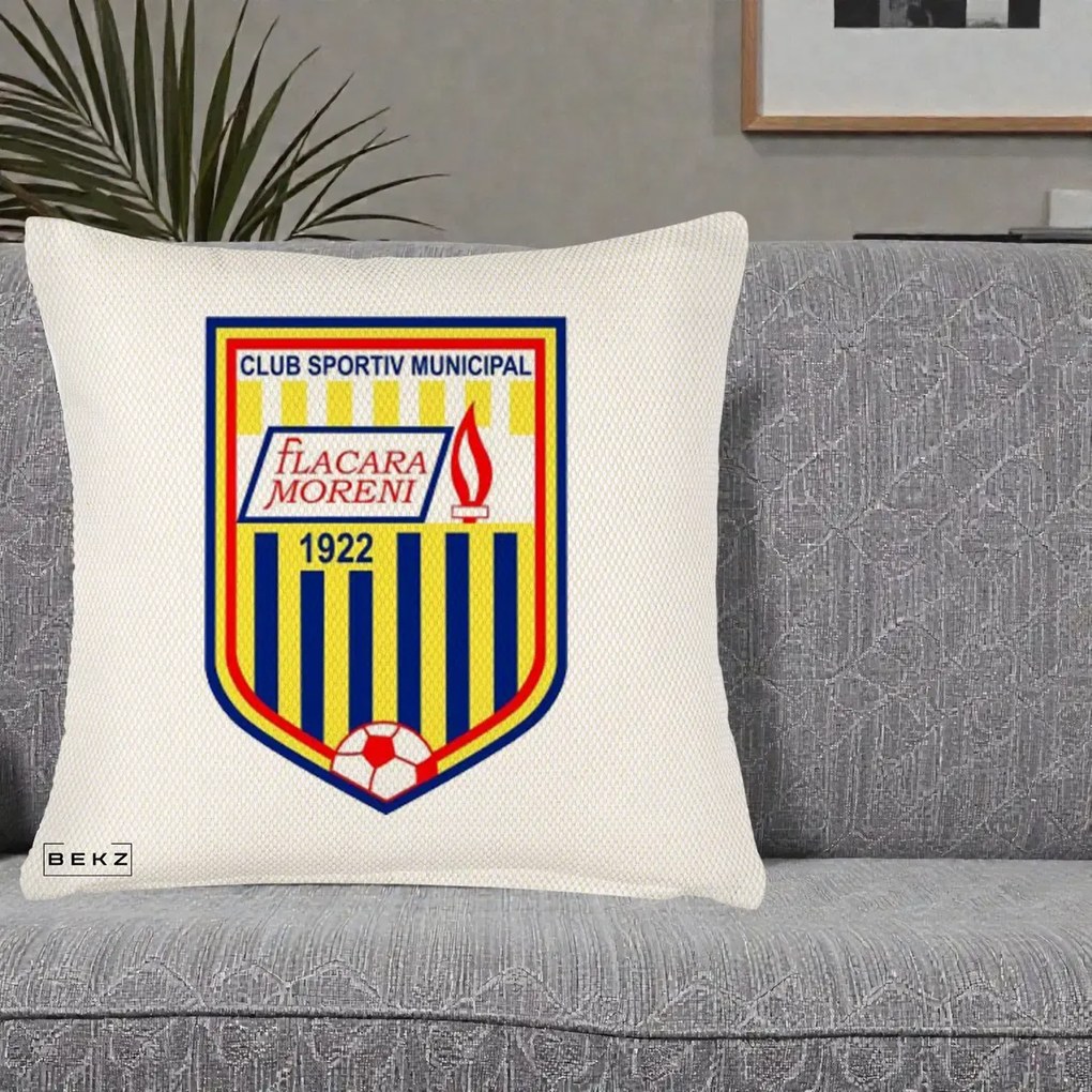 Perna Personalizata CSM Flacara Moreni 1922 Fotbal, 40x40 cm, Crem Reliefat, Husa Detasabila, Perna Inclusa, BEKZ®