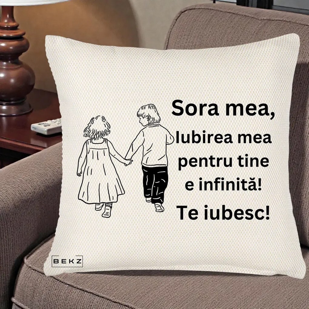 Cadou pentru Sora - Perna Personalizata Sora Mea Te Iubesc Copii Tinand Maini din Spate, 40x40 cm, Crem Reliefat, Husa Detasabila, Perna Inclusa, BEKZ®